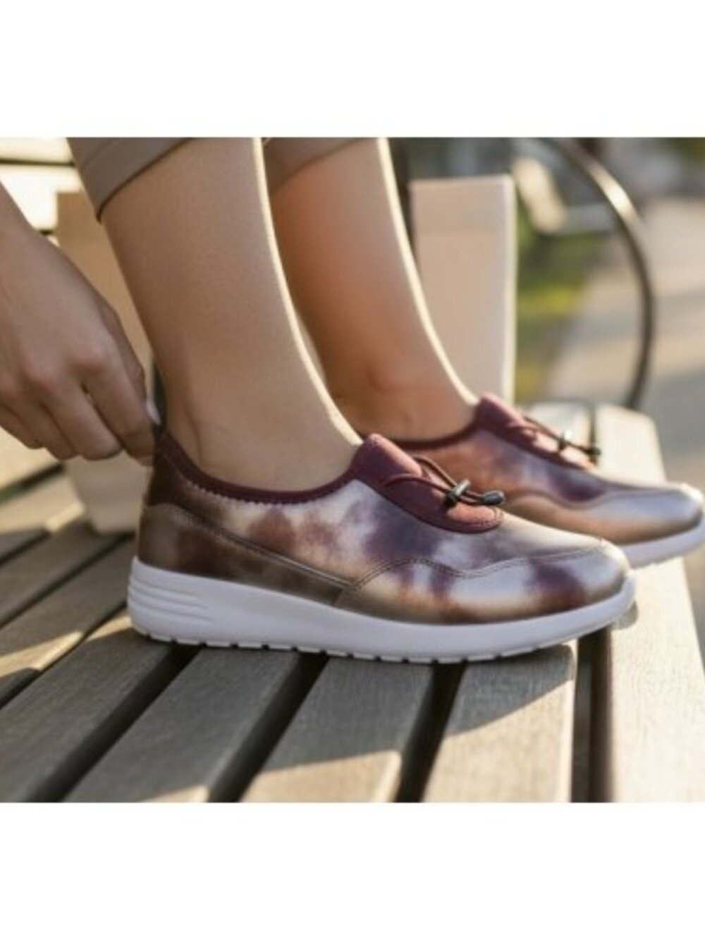 CUSHION WALK Gold Wine Print Slip On Comfort Short Ladies Size 8 Memory Foam